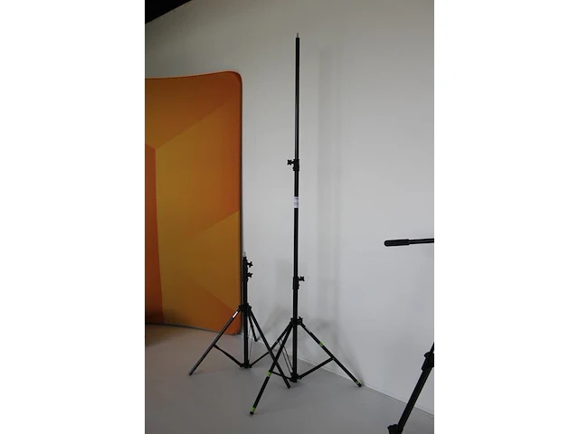 Twee in hoogte verstelbare statieven. - afbeelding 2 van  2