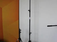 Twee in hoogte verstelbare statieven. - afbeelding 2 van  2