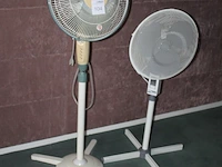 Twee in hoogte verstelbare ventilatoren waaronder airmade. - afbeelding 1 van  2