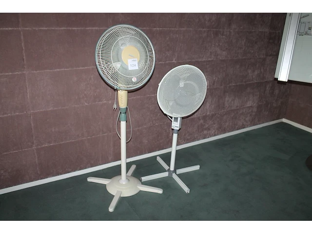 Twee in hoogte verstelbare ventilatoren waaronder airmade. - afbeelding 2 van  2