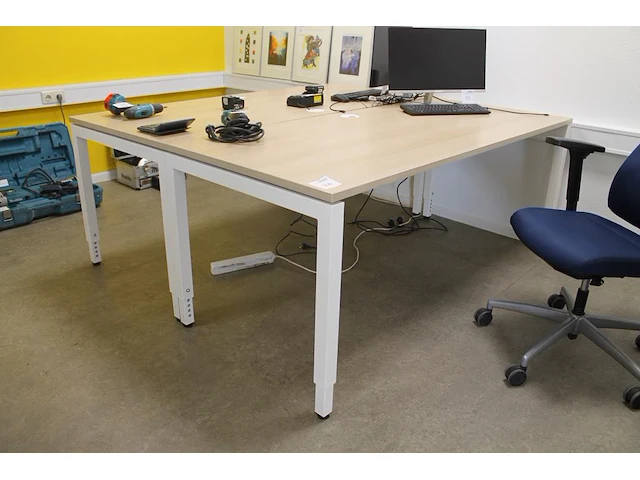 Twee in hoogte verstelbare werktafels. afmeting 80 x 180 cm. - afbeelding 1 van  2