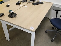 Twee in hoogte verstelbare werktafels. afmeting 80 x 180 cm. - afbeelding 2 van  2