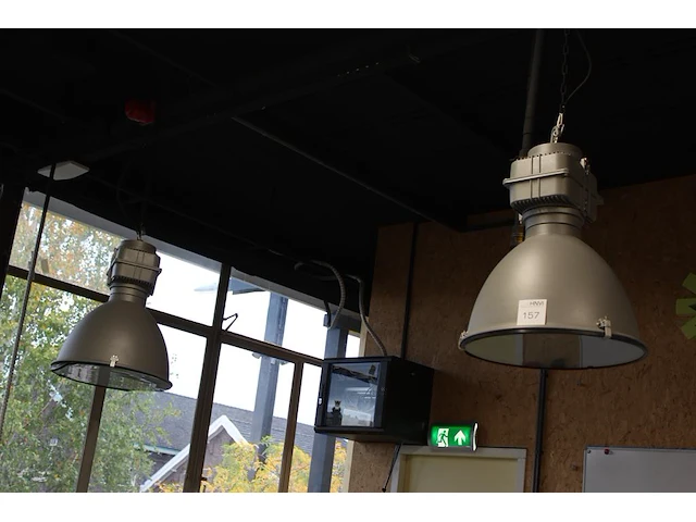 Twee industriële hanglampen met doorsnede 50 cm en hoogte 60 cm. - afbeelding 1 van  3