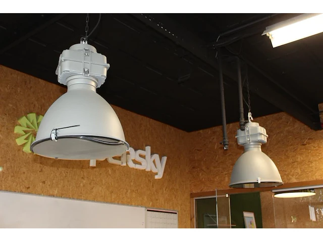 Twee industriële hanglampen met doorsnede 50 cm en hoogte 60 cm. - afbeelding 2 van  3