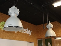 Twee industriële hanglampen met doorsnede 50 cm en hoogte 60 cm. - afbeelding 2 van  3