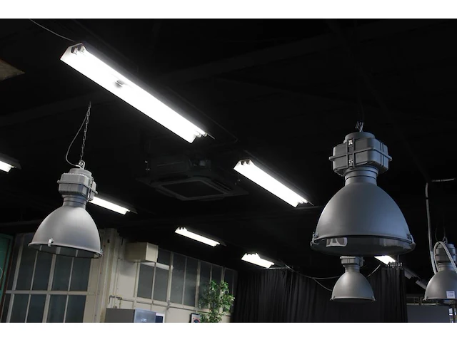 Twee industriële hanglampen met doorsnede 50 cm en hoogte 60 cm. - afbeelding 1 van  3