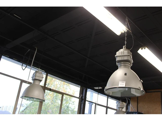 Twee industriële hanglampen met doorsnede 50 cm en hoogte 60 cm. - afbeelding 2 van  3