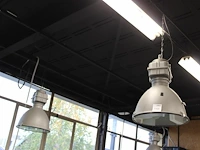 Twee industriële hanglampen met doorsnede 50 cm en hoogte 60 cm. - afbeelding 2 van  3