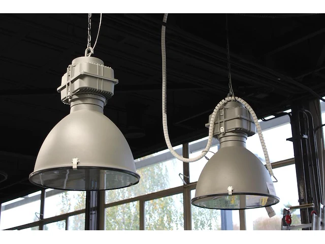 Twee industriële hanglampen met doorsnede 50 cm en hoogte 60 cm. - afbeelding 2 van  3