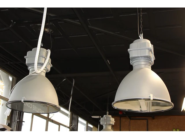 Twee industriële hanglampen met doorsnede 50 cm en hoogte 60 cm. - afbeelding 3 van  3