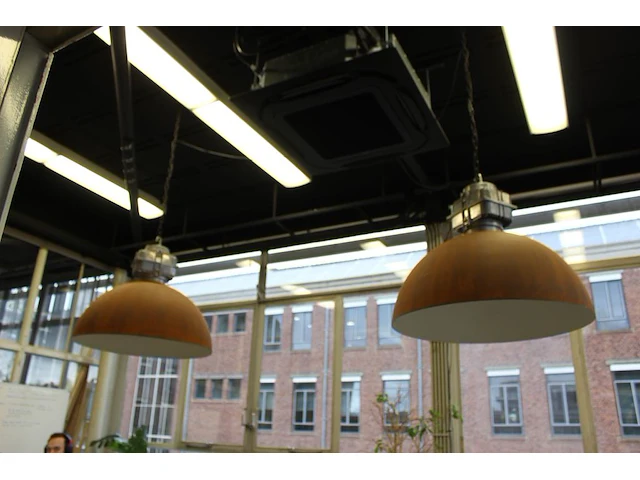 Twee industriële hanglampen met doorsnede 50 cm en hoogte 60 cm. - afbeelding 1 van  3