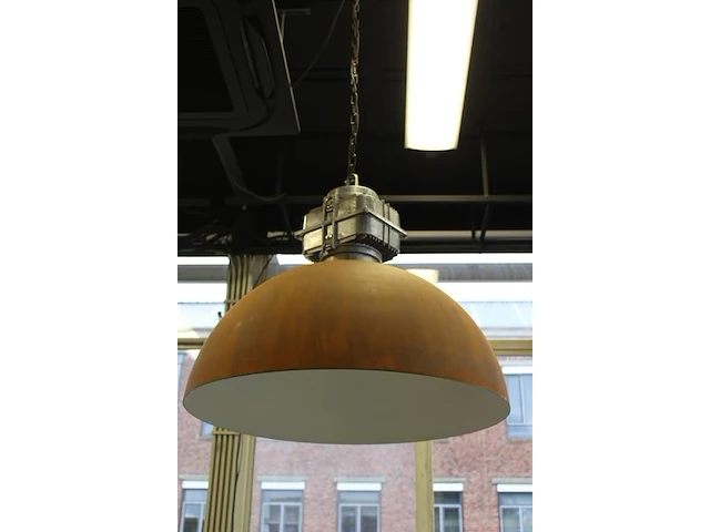 Twee industriële hanglampen met doorsnede 50 cm en hoogte 60 cm. - afbeelding 2 van  3