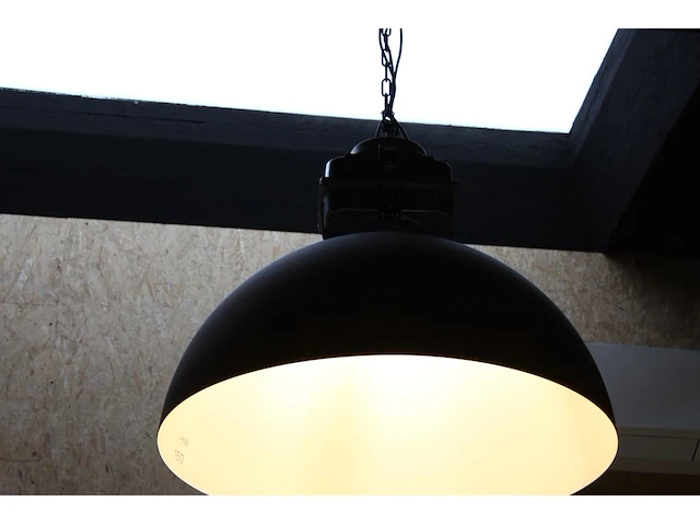 Twee industriële hanglampen met doorsnede 50 cm en hoogte 60 cm. - afbeelding 1 van  5