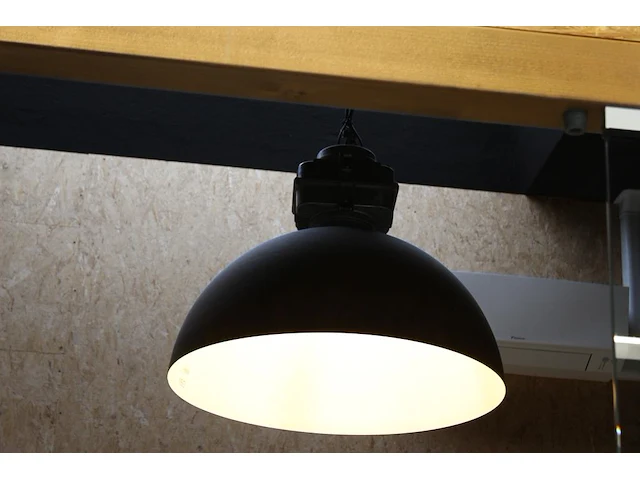 Twee industriële hanglampen met doorsnede 50 cm en hoogte 60 cm. - afbeelding 2 van  5