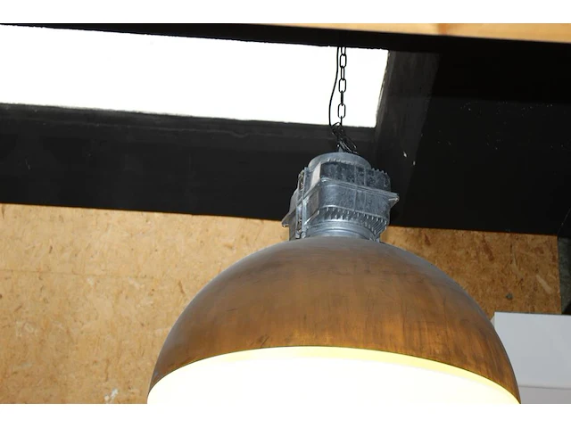 Twee industriële hanglampen met doorsnede 50 cm en hoogte 60 cm. - afbeelding 3 van  5