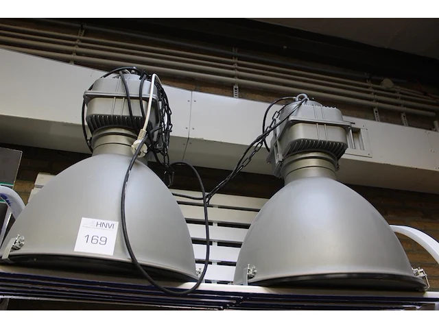 Twee industriële hanglampen met doorsnede 50 cm en hoogte 60 cm. - afbeelding 1 van  2