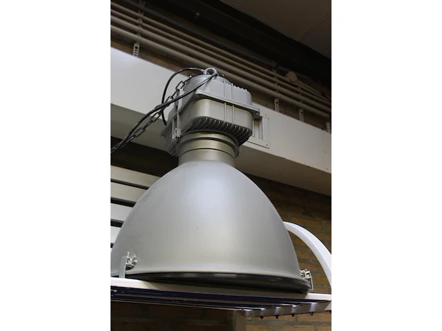 Twee industriële hanglampen met doorsnede 50 cm en hoogte 60 cm. - afbeelding 2 van  2