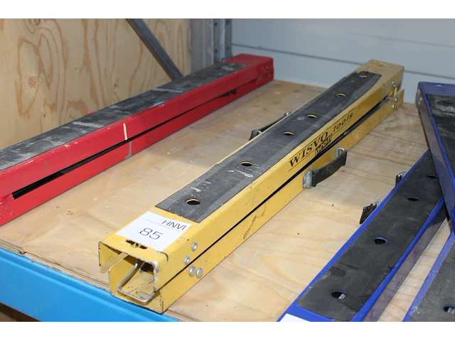 Twee inklapbare bokken. - afbeelding 1 van  2