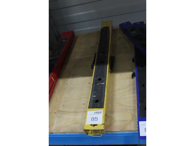 Twee inklapbare bokken. - afbeelding 2 van  2