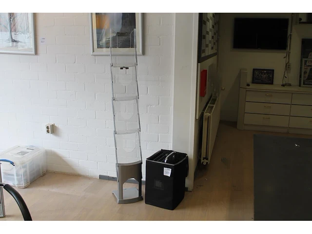 Twee inklapbare folderdisplays met hoogte 150 cm en een opbergtas. - afbeelding 1 van  2