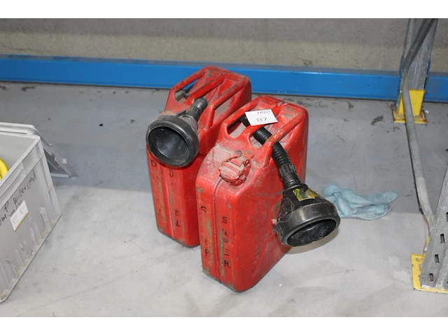 Twee jerrycans 20 liter. - afbeelding 1 van  2