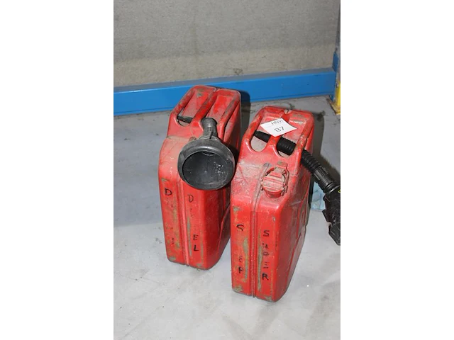 Twee jerrycans 20 liter. - afbeelding 2 van  2