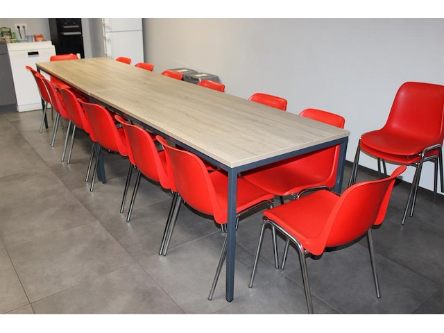 Twee kantinetafels met 16 stapelbare kuipstoelen met rode zitting. afmeting tafels 180 x 80 x 96 cm. - afbeelding 1 van  4