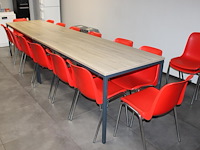 Twee kantinetafels met 16 stapelbare kuipstoelen met rode zitting. afmeting tafels 180 x 80 x 96 cm.