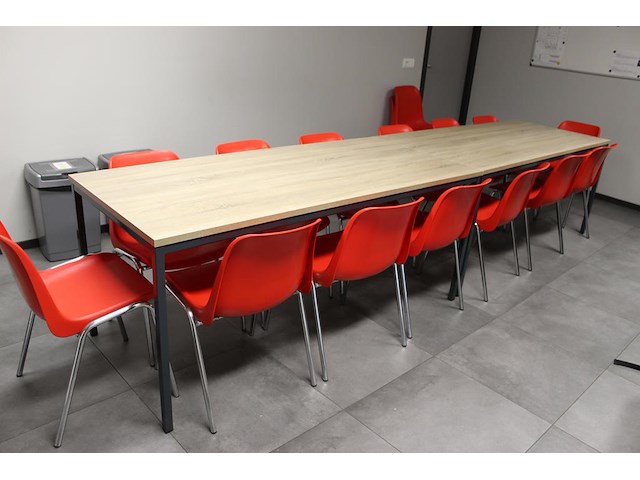 Twee kantinetafels met 16 stapelbare kuipstoelen met rode zitting. afmeting tafels 180 x 80 x 96 cm. - afbeelding 2 van  4