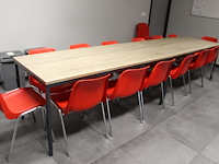 Twee kantinetafels met 16 stapelbare kuipstoelen met rode zitting. afmeting tafels 180 x 80 x 96 cm. - afbeelding 2 van  4