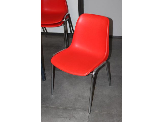 Twee kantinetafels met 16 stapelbare kuipstoelen met rode zitting. afmeting tafels 180 x 80 x 96 cm. - afbeelding 3 van  4
