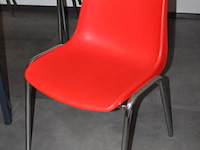 Twee kantinetafels met 16 stapelbare kuipstoelen met rode zitting. afmeting tafels 180 x 80 x 96 cm. - afbeelding 3 van  4