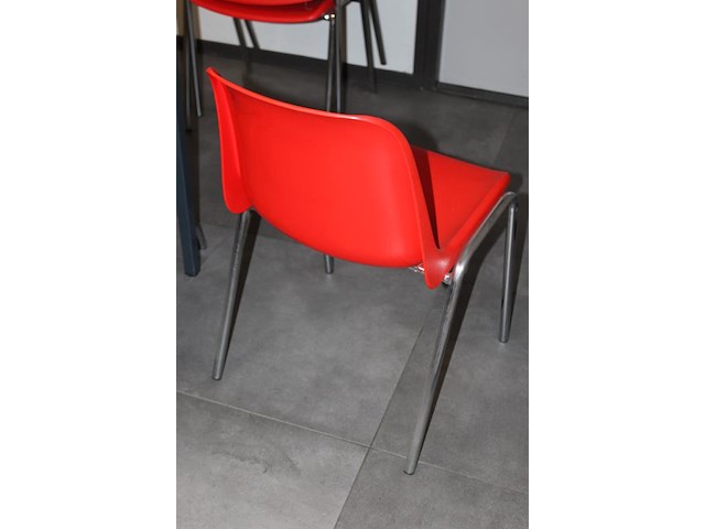 Twee kantinetafels met 16 stapelbare kuipstoelen met rode zitting. afmeting tafels 180 x 80 x 96 cm. - afbeelding 4 van  4