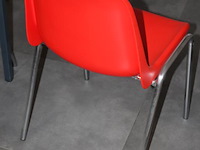 Twee kantinetafels met 16 stapelbare kuipstoelen met rode zitting. afmeting tafels 180 x 80 x 96 cm. - afbeelding 4 van  4