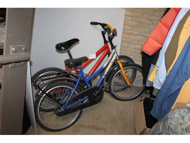 Twee kinderfietsen. - afbeelding 1 van  2