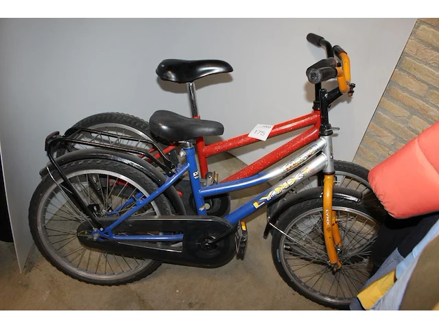 Twee kinderfietsen. - afbeelding 2 van  2