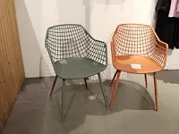 Twee kinderstoeltjes kunststof. zithoogte 32 cm - afbeelding 2 van  2
