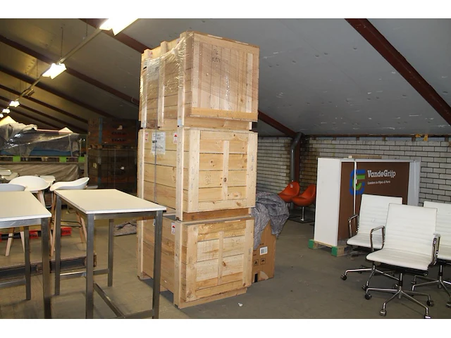 Twee kisten met nieuwe verhuisdekens en een aangebroken kist. - afbeelding 1 van  3