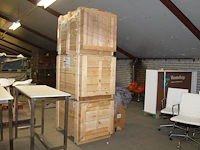 Twee kisten met nieuwe verhuisdekens en een aangebroken kist. - afbeelding 1 van  3