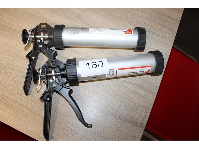 Twee kitspuiten go on. - afbeelding 1 van  1