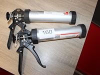 Twee kitspuiten go on. - afbeelding 1 van  1