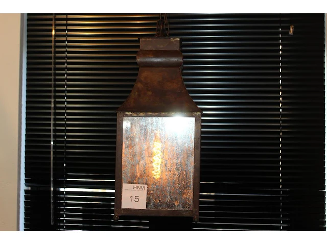 Twee klassieke hanglampen. afmeting kap 25 x 25 x 55 cm. - afbeelding 1 van  3