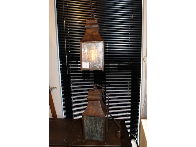Twee klassieke hanglampen. afmeting kap 25 x 25 x 55 cm. - afbeelding 2 van  3