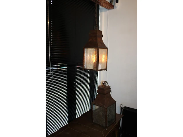 Twee klassieke hanglampen. afmeting kap 25 x 25 x 55 cm. - afbeelding 3 van  3