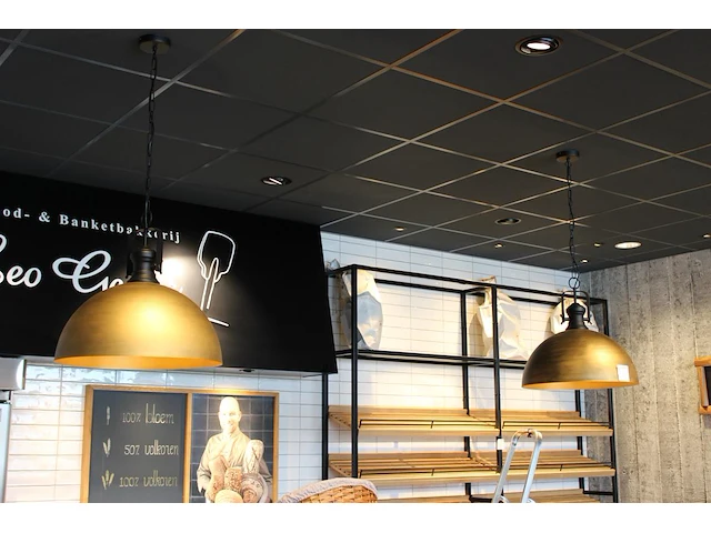 Twee klassieke hanglampen met doorsnede 53 cm. - afbeelding 1 van  3
