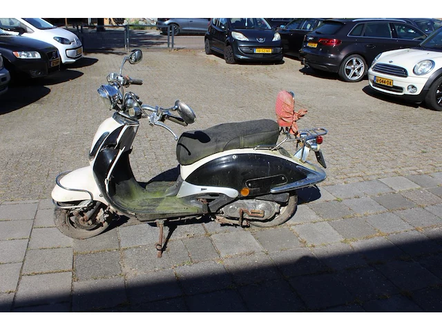 Twee klusscooters met de kentekens dfv-64-g en dkp-90-f. bromfiets la souris grande retro, bouwjaar 2016. b... - afbeelding 2 van  15