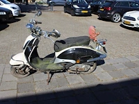 Twee klusscooters met de kentekens dfv-64-g en dkp-90-f. bromfiets la souris grande retro, bouwjaar 2016. b... - afbeelding 2 van  15