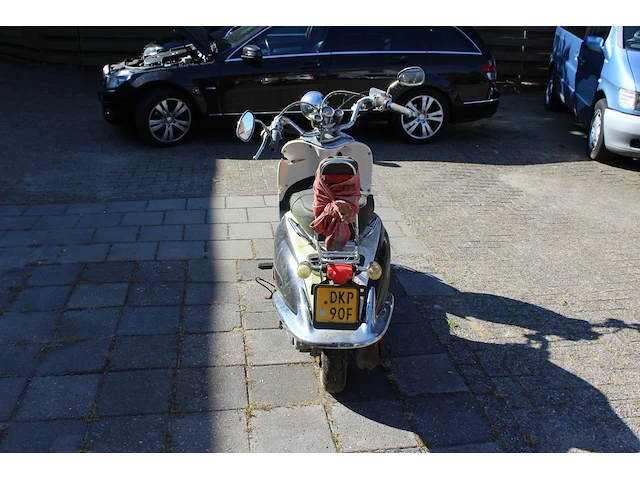 Twee klusscooters met de kentekens dfv-64-g en dkp-90-f. bromfiets la souris grande retro, bouwjaar 2016. b... - afbeelding 3 van  15