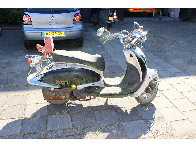 Twee klusscooters met de kentekens dfv-64-g en dkp-90-f. bromfiets la souris grande retro, bouwjaar 2016. b... - afbeelding 4 van  15