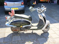 Twee klusscooters met de kentekens dfv-64-g en dkp-90-f. bromfiets la souris grande retro, bouwjaar 2016. b... - afbeelding 4 van  15